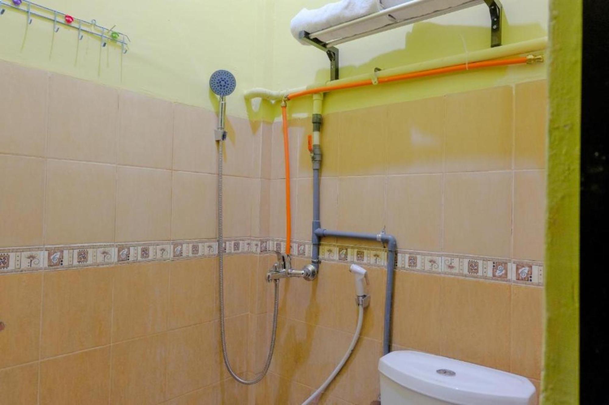 Oyo 1784 Hj. Aniek Residence Madiun Exterior photo