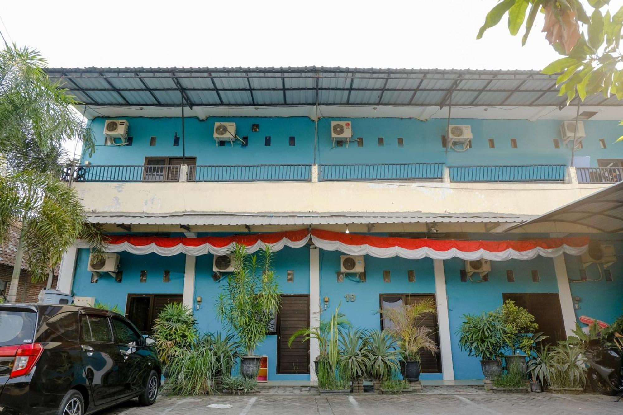 Oyo 1784 Hj. Aniek Residence Madiun Exterior photo