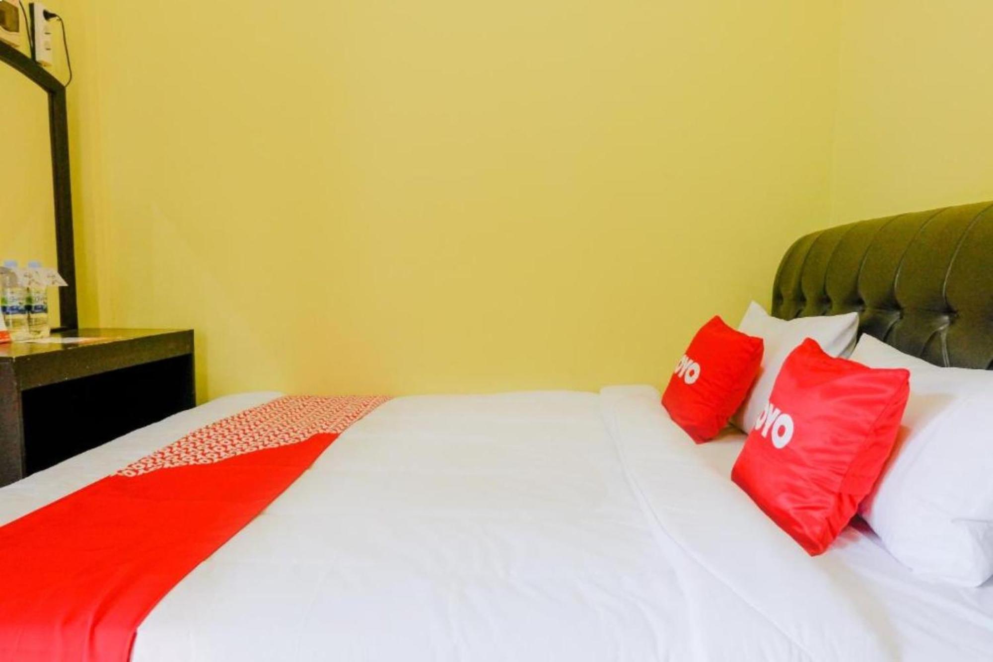 Oyo 1784 Hj. Aniek Residence Madiun Exterior photo