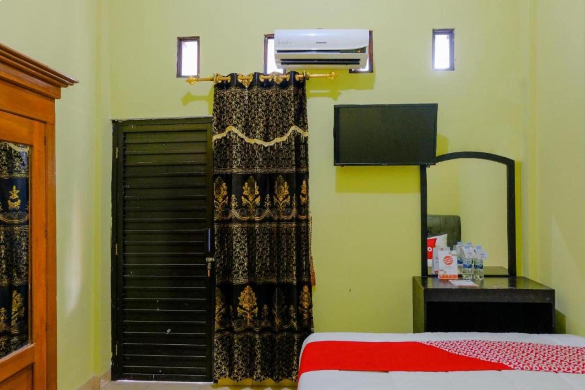 Oyo 1784 Hj. Aniek Residence Madiun Exterior photo