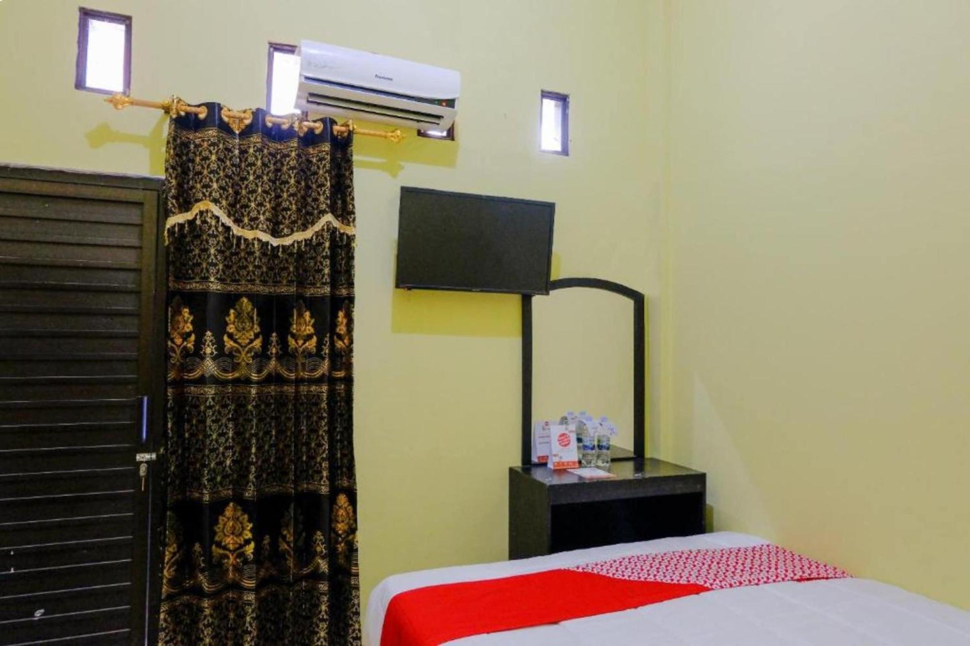 Oyo 1784 Hj. Aniek Residence Madiun Exterior photo
