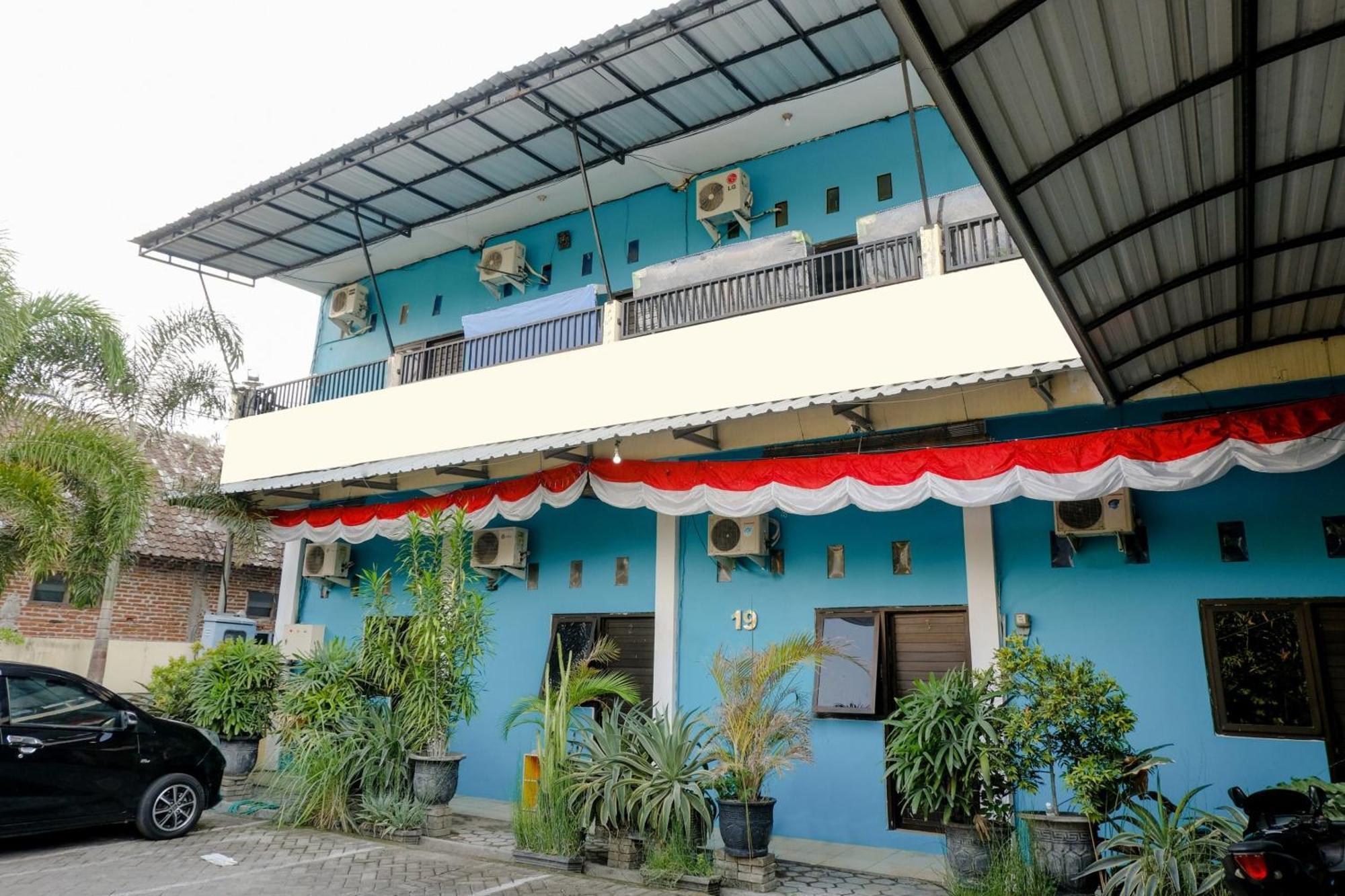 Oyo 1784 Hj. Aniek Residence Madiun Exterior photo